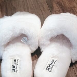 Dearfoams Deluxe Fluffy White Slippers